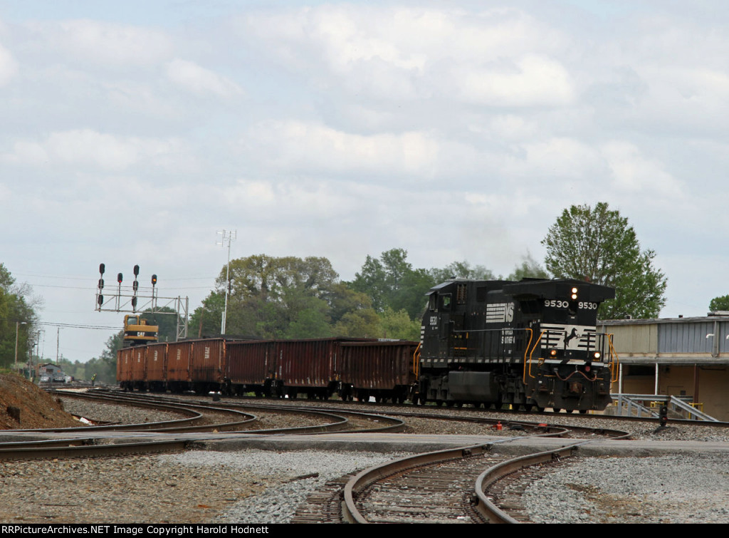 NS 9530 leads train 93Q southbound